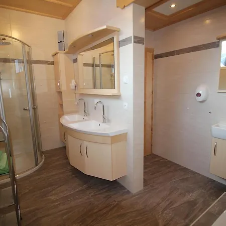 Zirbenchalet Grossglockner شاليه هيليغنبلت